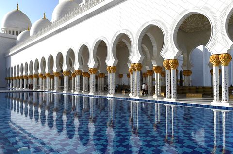 Scheich-Zayid-Moschee  Sie gehört zu den größten Moscheen der Welt und ist nach Emir Zayid bin Sultan Al Nahyan, einem Mitgründer und erstem Präsidenten der Vereinigten Arabischen Emirate benannt.  Unübersehbar mit seinen Kuppeln und den vier 107 Meter hohen Minaretten liegt der weiße und mit viel Marmor ausgestattete Prachtbau östlich des Zentrums. Mit Ausnahme von Freitagmorgen kann der Sakralbau täglich besichtigt werden.  Infos: www.szgmc.gov.ae