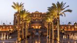 Emirates Palace  Harter Kontrast zu den neusten Trends der Designer-Welt: Wer in Abu Dhabi den Emirates Palace betritt, das mit einem Kilometer längste Hotel der Welt, begibt sich in einen Märchenpalast.  Infos: www.kempinski.com