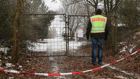 Ein Polizist bewacht Ende Januar 2017 die Zufahrt zum Grundstück auf dem sechs Jugendliche durch Kohlenmonoxid in einer Gartenlaube starben