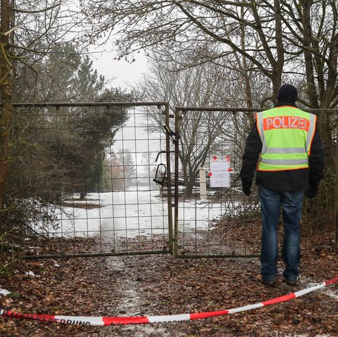 Ein Polizist bewacht Ende Januar 2017 die Zufahrt zum Grundstück auf dem sechs Jugendliche durch Kohlenmonoxid in einer Gartenlaube starben