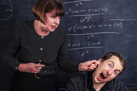 Ein Lehrer zieht einem Schüler die Ohren lang