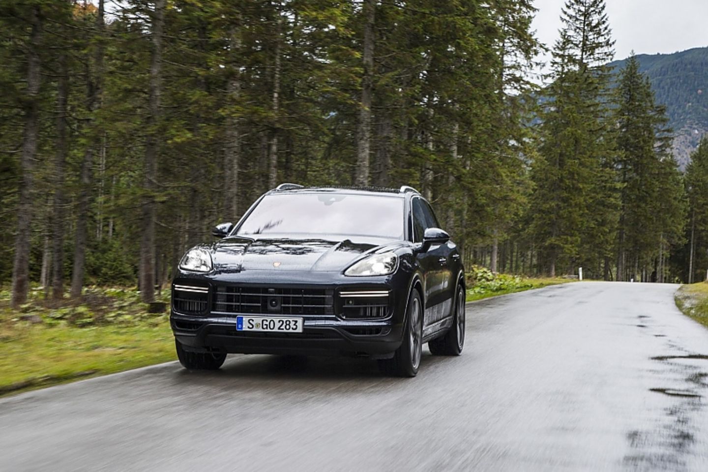Der Porsche Cayenne Turbo schafft 286 km/h Höchstgeschwindigkeit