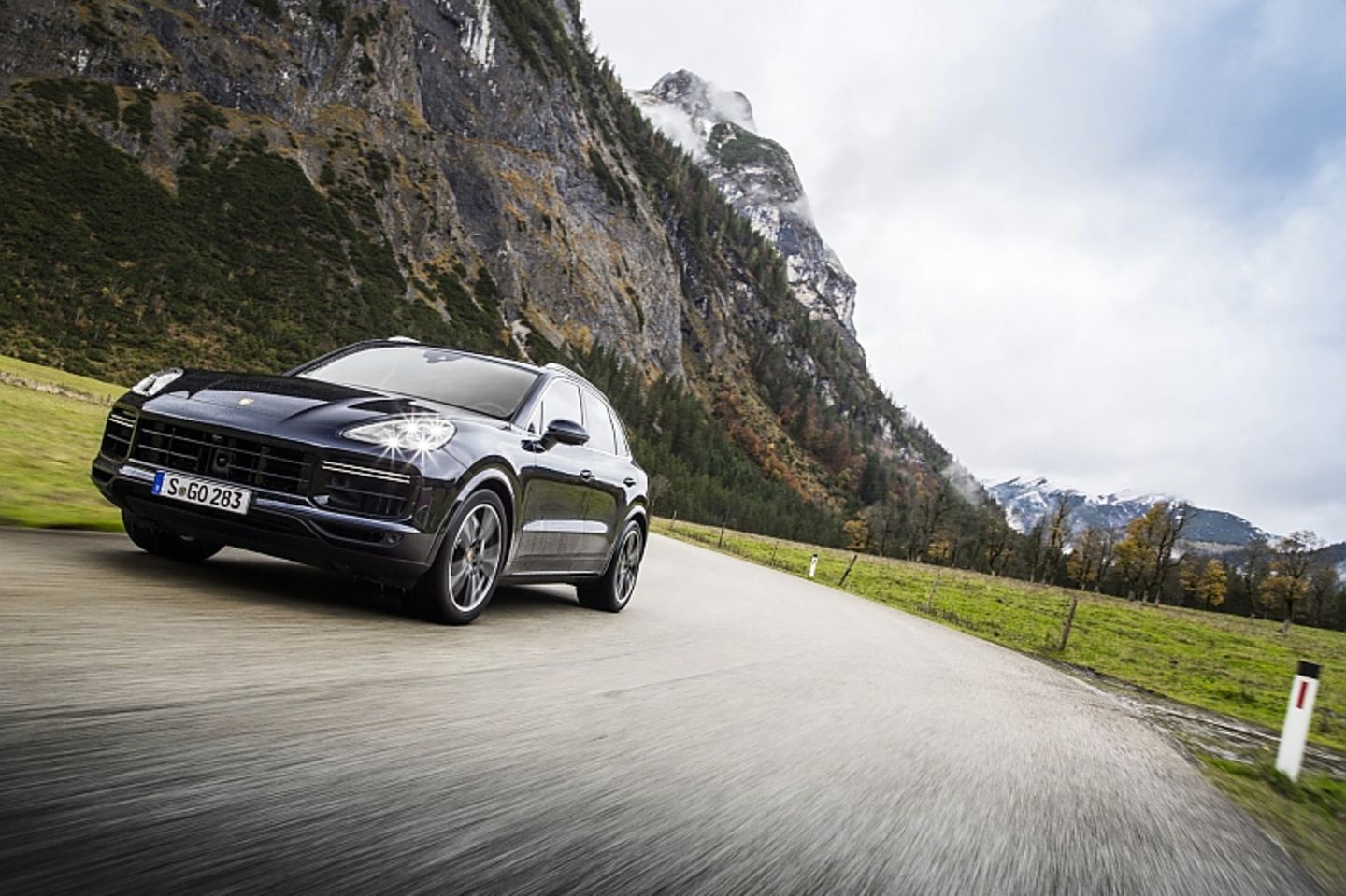Der Porsche Cayenne Turbo wiegt knapp 2,2 Tonnen