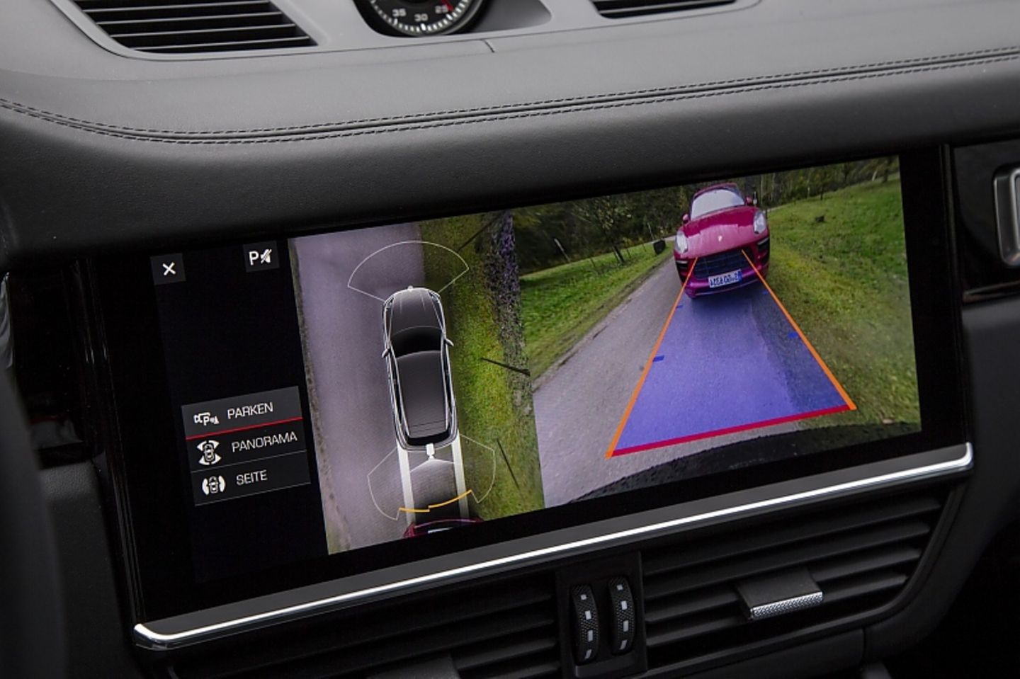 Die Rückfahrkamera liefert ein gutes Bild und die Surround-Kamera ist hilfreich