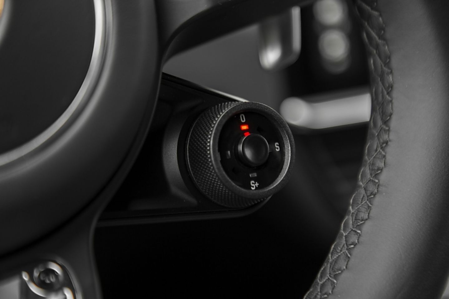 Porsche 918 Spyder lässt grüßen - mit diesem Drehknopf stellt man den Cayenne scharf