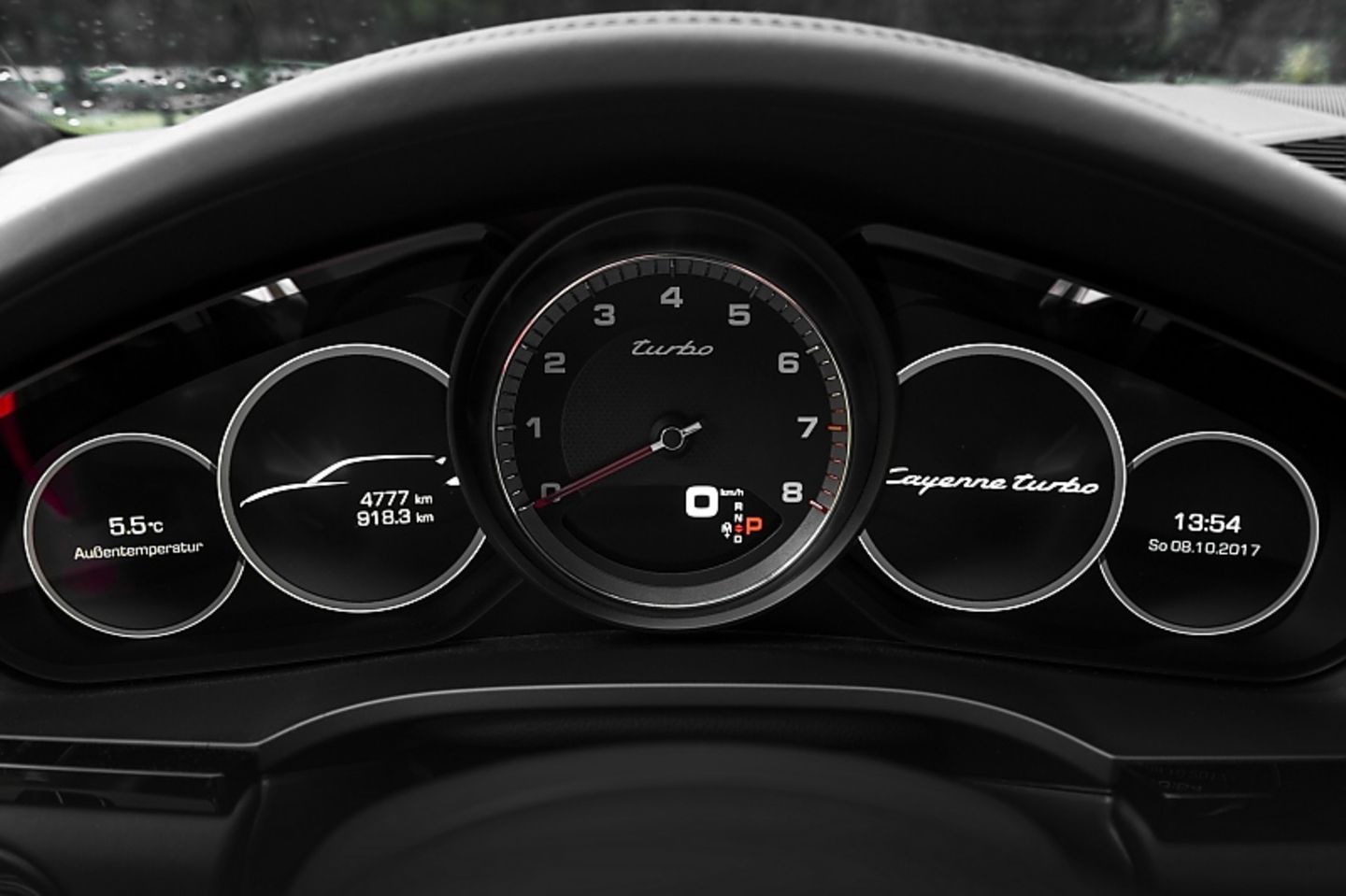 Typische Porsche-Anordnung der Rundinstrumente mit digitalem Drehzahlmesser