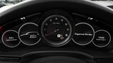 Typische Porsche-Anordnung der Rundinstrumente mit digitalem Drehzahlmesser