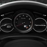 Typische Porsche-Anordnung der Rundinstrumente mit digitalem Drehzahlmesser