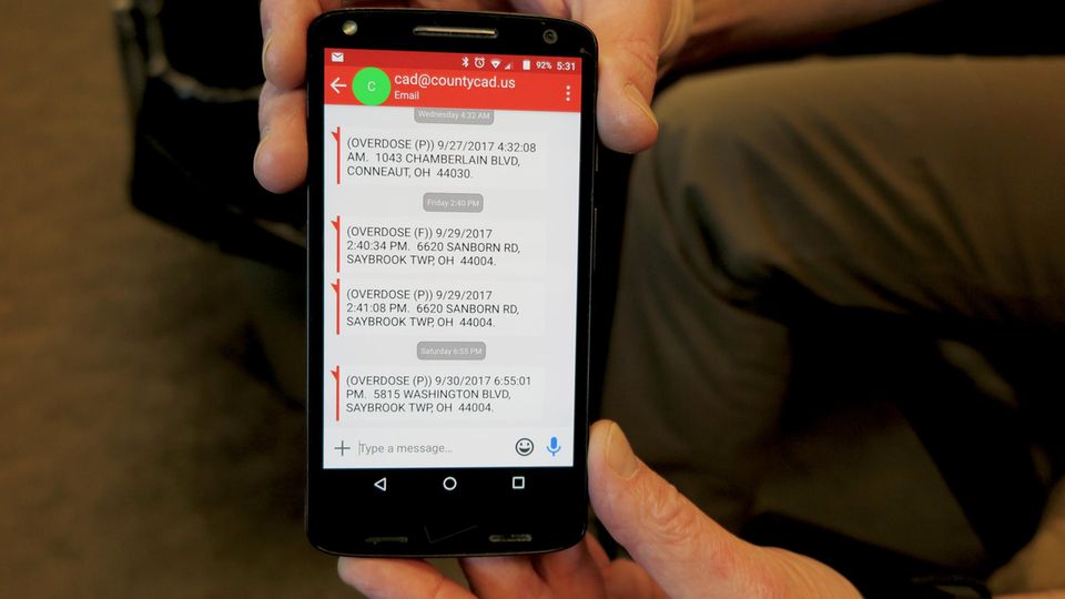 Polizist Felt zeigt sie an, die Fälle von Überdosen. Die Benachrichtigungen kommen per Smartphone