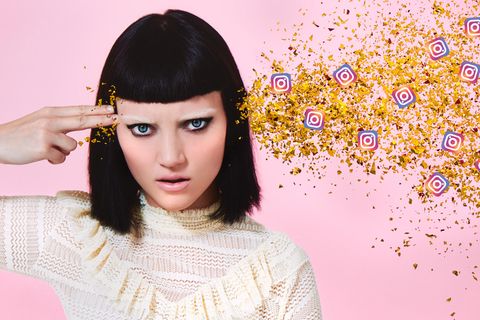 Eine junge Frau hält sich zwei Finger an den Kopf, aus dem Glitzer und kleine Instagram-Logos schießen