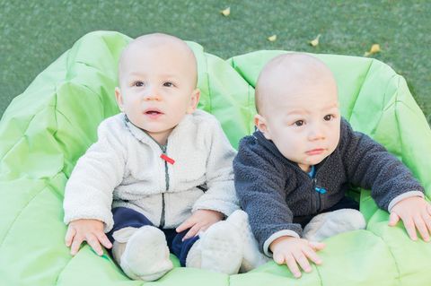 Zwei Babys sitzen in einem Sitzsack