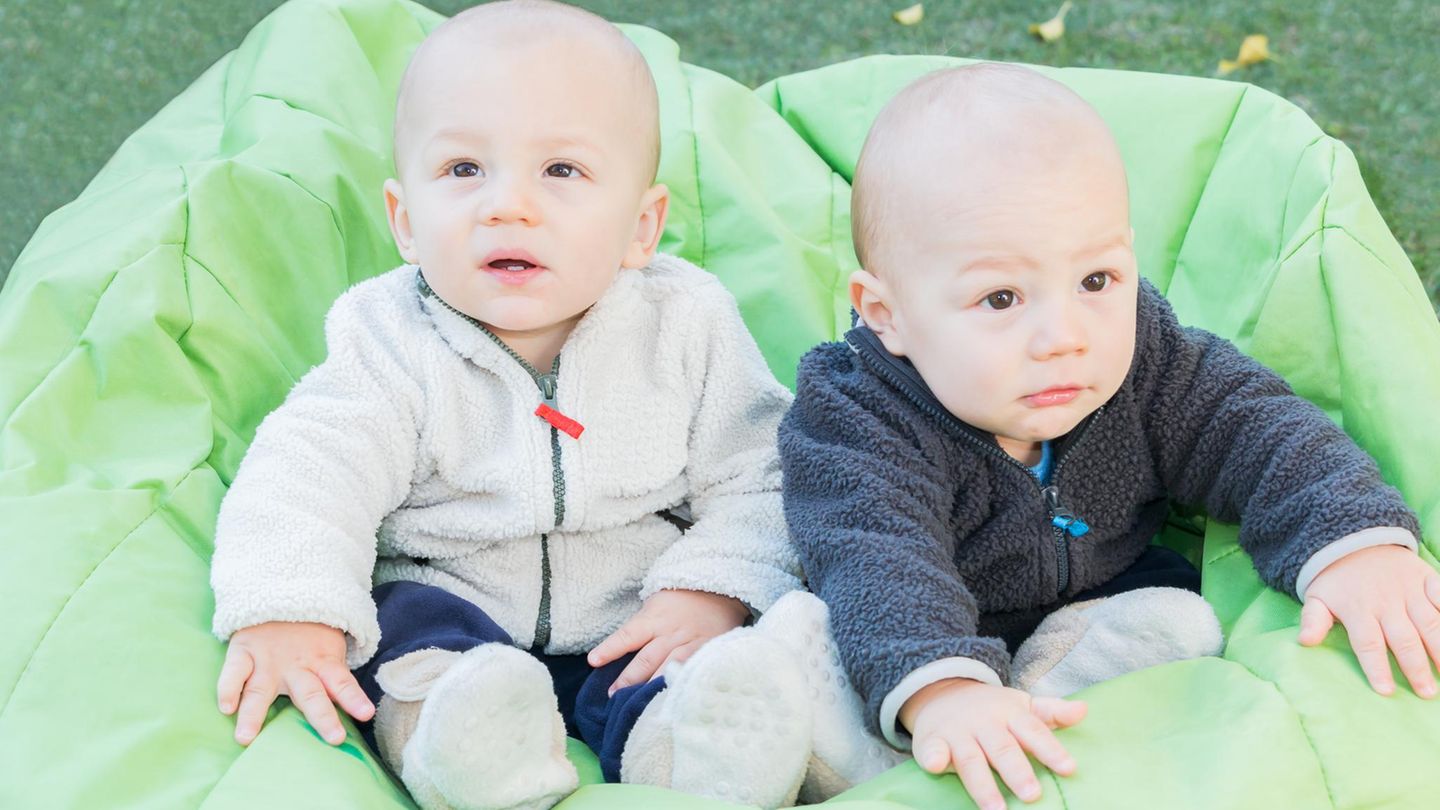 Zwei Babys sitzen in einem Sitzsack
