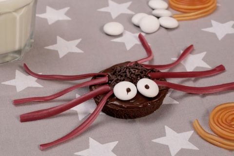 Rezeptidee: Leckerer Snack: Diese Muffins in Spinnenform sind der absolute Halloween-Knaller