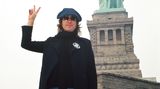 Wahl-New-Yorker John Lennon vor der Freiheitsstatue im Jahr 1974  Dieses und weitere Motive finden Sie hier.