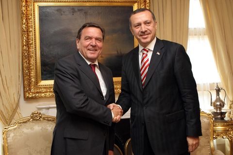 Die Bros vom Bosporus: Gerhard Schröder, der Erdogan-Versteher