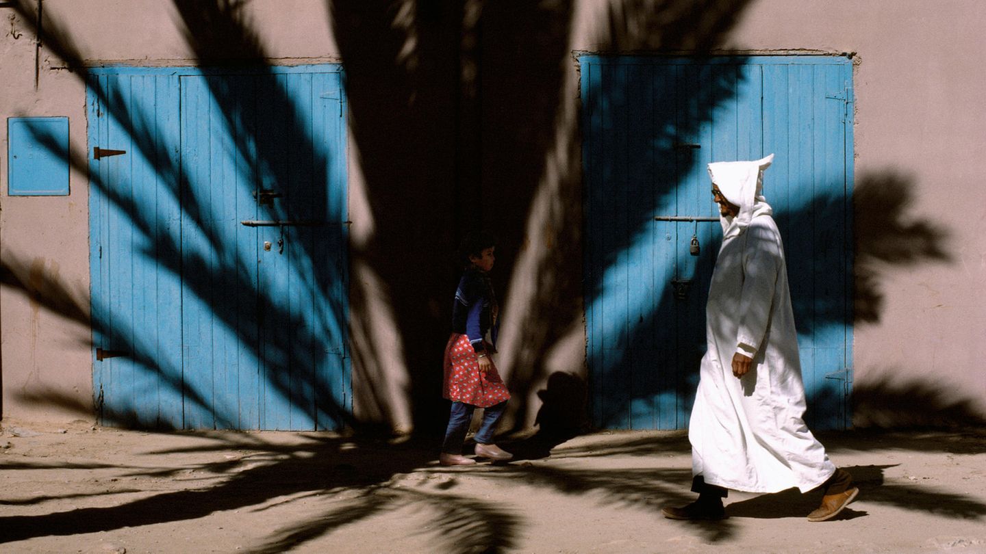 Schattenspiel in Tiznit im Süden von Agadir, Marokko, 1987.  Dieses und weitere Motive finden Sie hier.
