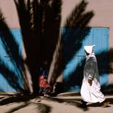 Schattenspiel in Tiznit im Süden von Agadir, Marokko, 1987.  Dieses und weitere Motive finden Sie hier.