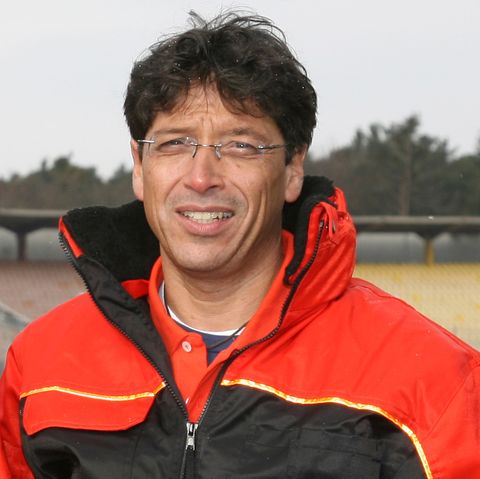 Stefan Kiefer, Chef des Motorrad-WM-Teams Kiefer Racing, steht in rot-schwarzer Jacke auf einer Rennstrecke