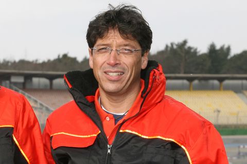 Stefan Kiefer, Chef des Motorrad-WM-Teams Kiefer Racing, steht in rot-schwarzer Jacke auf einer Rennstrecke