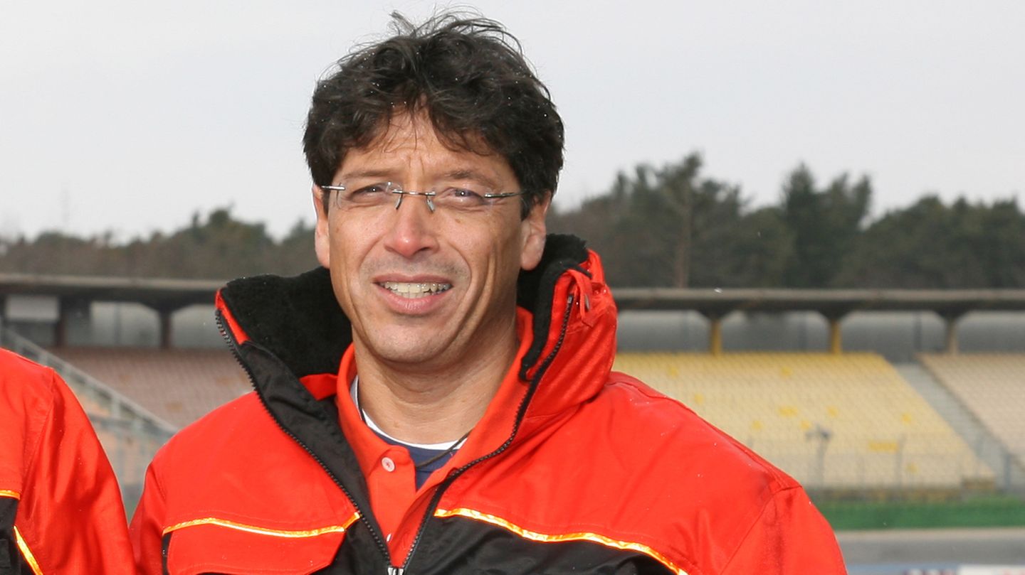 Stefan Kiefer, Chef des Motorrad-WM-Teams Kiefer Racing, steht in rot-schwarzer Jacke auf einer Rennstrecke