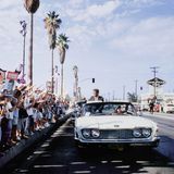 John F. Kennedy und seine Schwester Patricia Kennedy Lawford im Jahr 1960 auf dem Lauren Canyon Boulevard in Hollywood  Dieses und weitere Motive finden Sie hier.