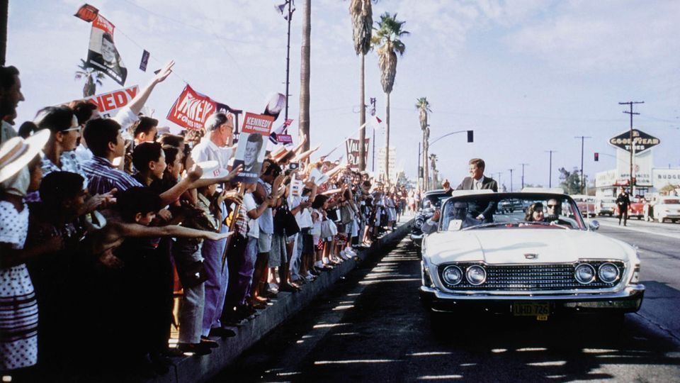 John F. Kennedy und seine Schwester Patricia Kennedy Lawford im Jahr 1960 auf dem Lauren Canyon Boulevard in Hollywood  Dieses und weitere Motive finden Sie hier.