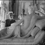 Bernard Berenson betrachtet Pauline Borghese von Antonio Canova in der Galleria Borghese in Rom, Italien, 1955.  Dieses und weitere Motive finden Sie hier.