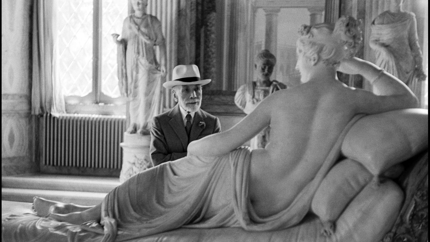 Bernard Berenson betrachtet Pauline Borghese von Antonio Canova in der Galleria Borghese in Rom, Italien, 1955.  Dieses und weitere Motive finden Sie hier.