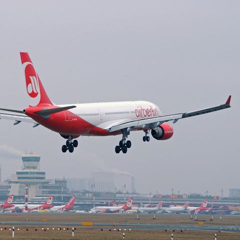 Landung eines Airbus von Air Berlin in Berlin-Tegel.