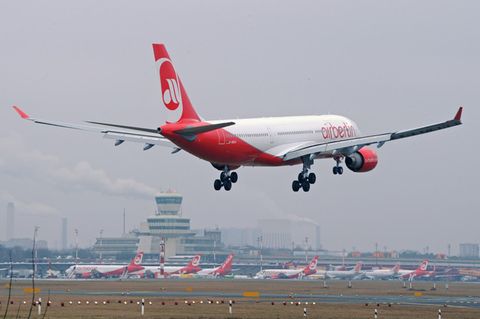 Landung eines Airbus von Air Berlin in Berlin-Tegel.