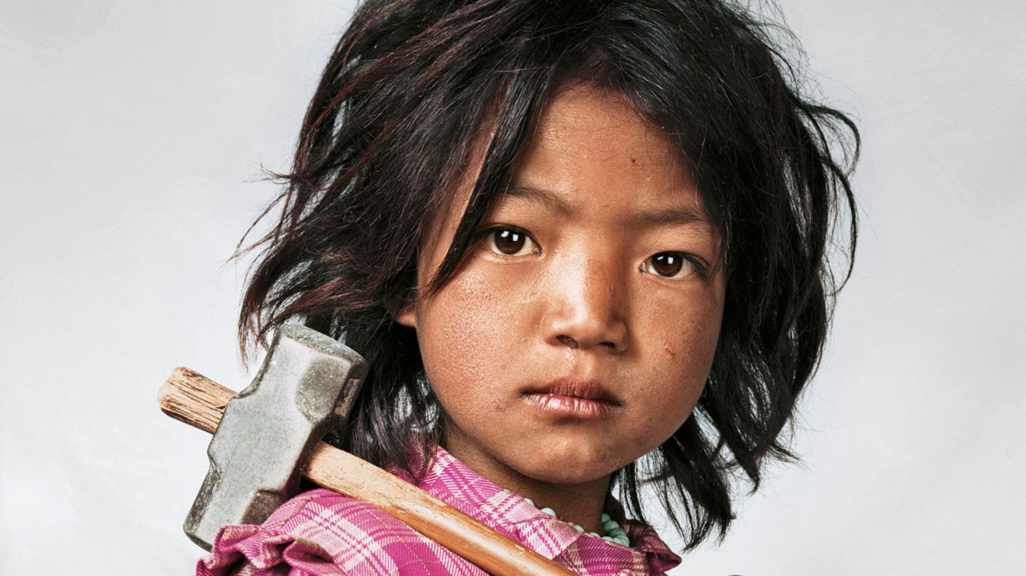 Kinderarbeiterin in einem Granit-Steinbruch in Kathmandu, Nepal, 2007  Dieses und weitere Motive finden Sie hier.