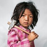 Kinderarbeiterin in einem Granit-Steinbruch in Kathmandu, Nepal, 2007  Dieses und weitere Motive finden Sie hier.