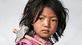 Kinderarbeiterin in einem Granit-Steinbruch in Kathmandu, Nepal, 2007  Dieses und weitere Motive finden Sie hier.
