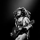 Bob Marley auf der Bühne des Beacon Theatre in New York City im Jahr 1976  Dieses und weitere Motive finden Sie hier.