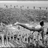 Kunstspringer am Ufer eines Kanals in der Nähe von Dortmund, 1965.  Dieses und weitere Motive finden Sie hier.