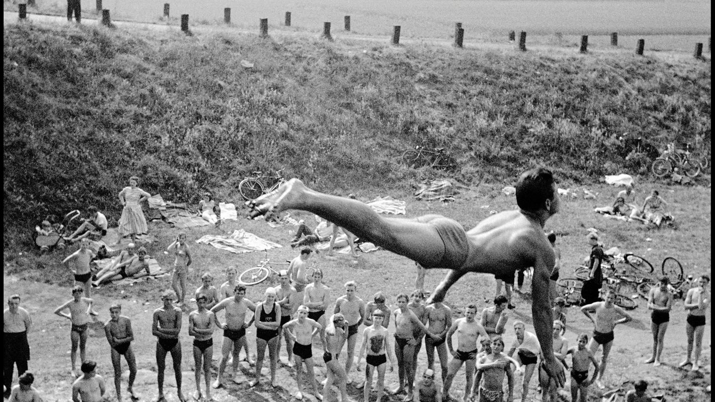 Kunstspringer am Ufer eines Kanals in der Nähe von Dortmund, 1965.  Dieses und weitere Motive finden Sie hier.