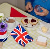 Britischer Tee zur Feier der Befreiung der Channel Islands nach dem zweiten Weltkrieg am 9. Mai 2012 in der Forest United Methodist Church, Guernsey.  Dieses und weitere Motive finden Sie hier.