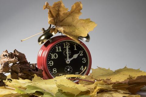 Eine Uhr wird auf Winterzeit umgestellt(Symbolbild)