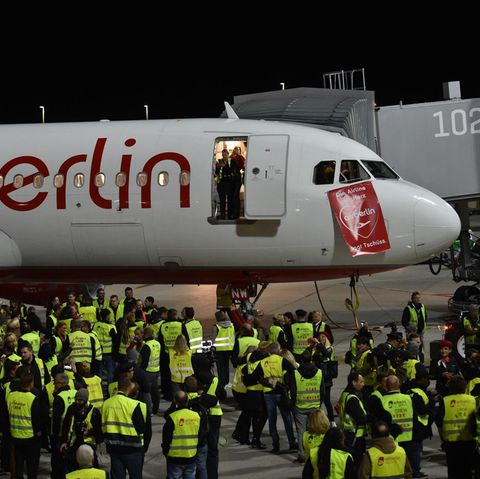 Dutzende Mitarbeiter des Bodenpersonals versammelten sich in München, um den letzten Abflug einer Air-Berlin-Maschine zu sehen