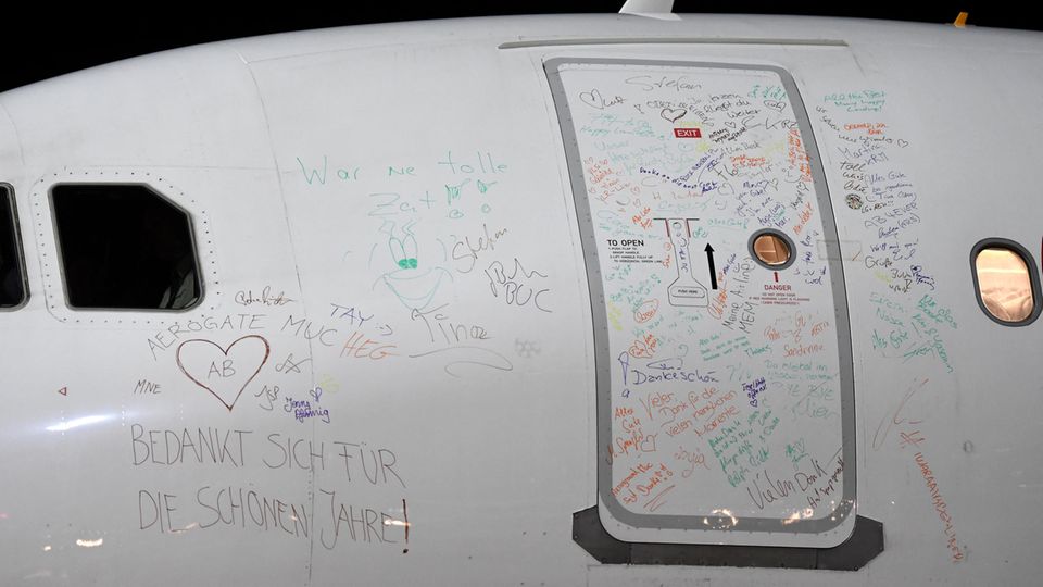 Passagiere und Crew konnten Abschiedsgrüße auf die Außenhaut des Airbus schreiben Passagiere und Crew konnten Abschiedsgrüße auf die Außenhaut des Airbus schreiben