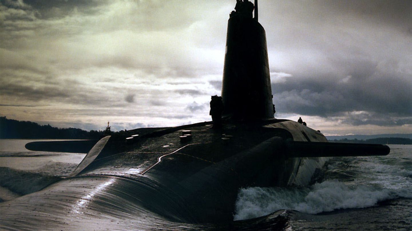 Ein U-Boot der Vanguard-Klasse taucht auf