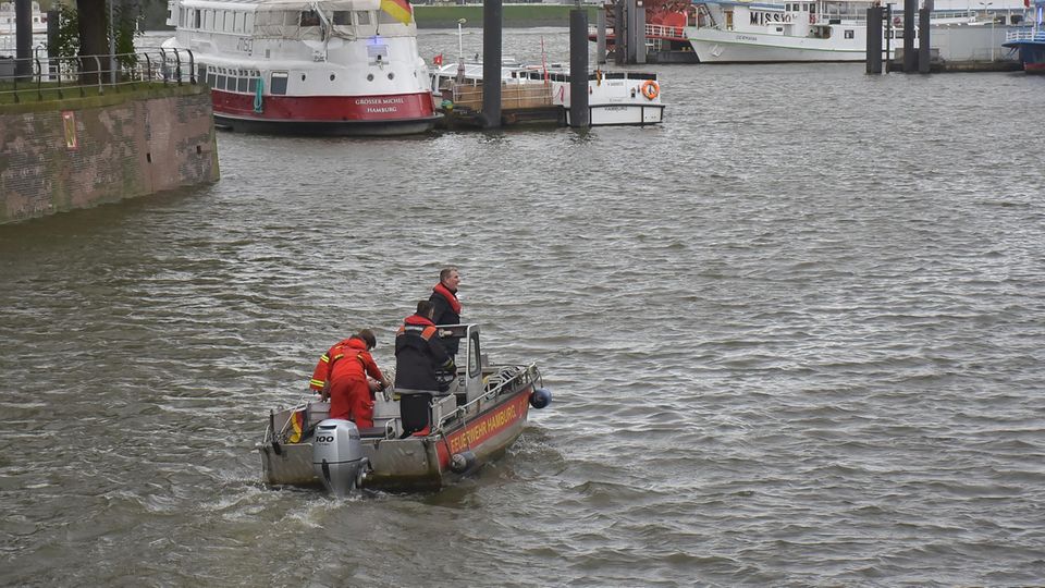Bei Dreharbeiten in Hamburg: Kameramann verschwunden - Einsatzkräfte suchen Elbe ab