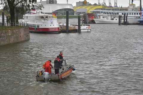 Bei Dreharbeiten in Hamburg: Kameramann verschwunden - Einsatzkräfte suchen Elbe ab