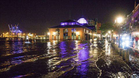 Die Hamburger sind gespannt, ob bei dem Sturm an diesem Wochenende wieder der Fischmarkt überflutet, so wie auf diesem Archivbild vom September dieses Jahres.