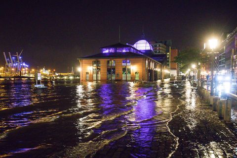 Die Hamburger sind gespannt, ob bei dem Sturm an diesem Wochenende wieder der Fischmarkt überflutet, so wie auf diesem Archivbild vom September dieses Jahres.