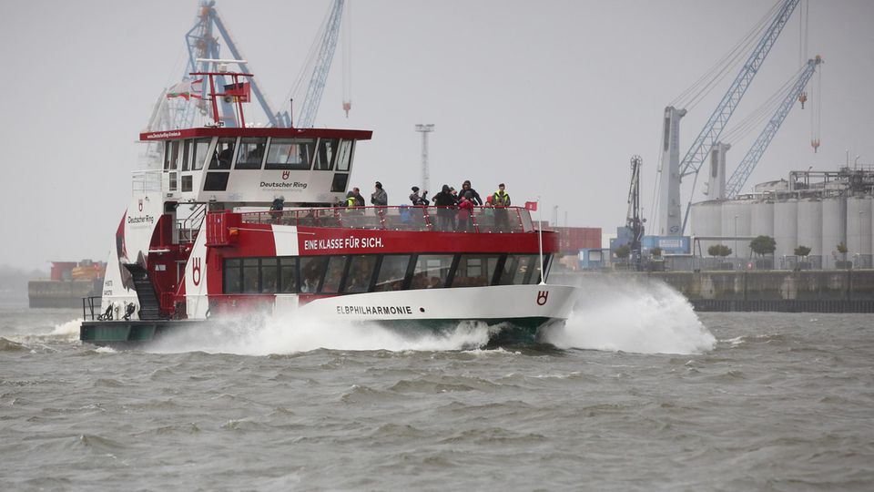 Eine Hafenfähre in Hamburg. Die für Sonntag erwartete Sturmflut hat die Hansestadt inzwischen erreicht.