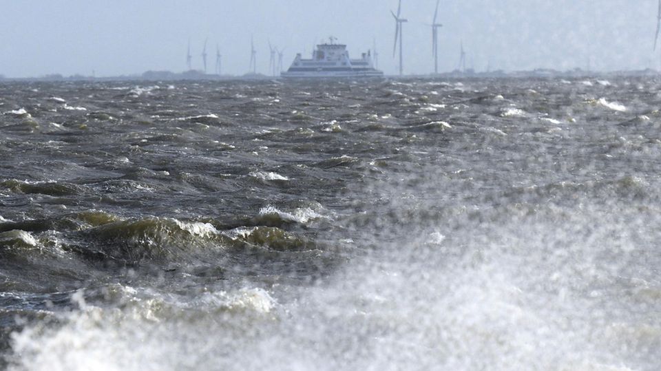 Eine Fähre kämpft sich bei Wyk auf Föhr durch den Sturm Herwart