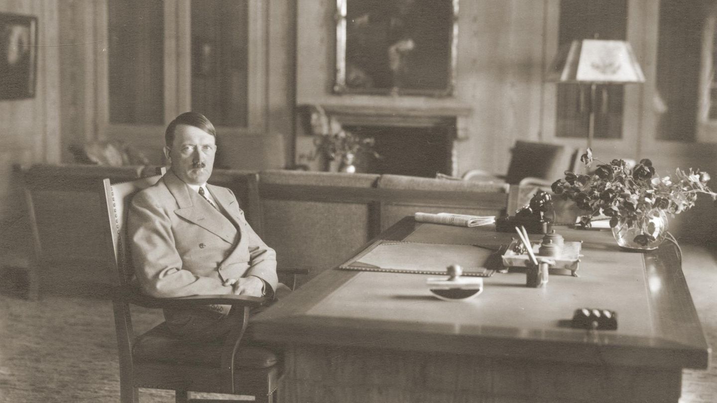 Адольф Гитлер за столом