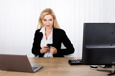 Im Büro ist die Versuchung groß und die Gefahr, entdeckt zu werden, klein.