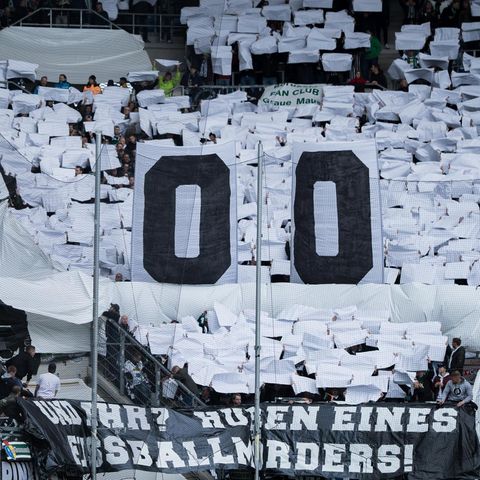 Mit einem geschmacklosen Banner zogen Fans von Mönchengladbach den ärger auf sich